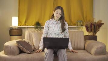 giovane donna incontro problema su il computer portatile. il giovane donna è arrabbiato e provando per figura esso fuori. video