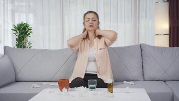 ziek vrouw lijden van nek pijn. video