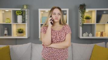 wütend jung Frau reden auf das Telefon. video