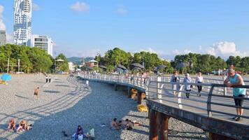 batoemi, Georgië - 4e augustus, 2022 - zoom in timelapse pier visie met toerist wandelen Aan vakantie in batumi Aan zomer vakantie video