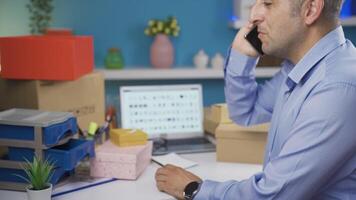 comercio electrónico empresario hablando a su cliente en el teléfono. video