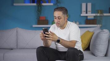 homem obtendo rompimento mensagens de texto pega chateado. video