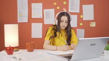 ragazza bambino ascoltando per musica con cuffie a casa video