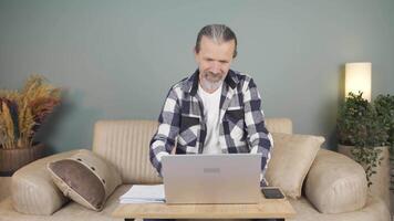 homem trabalhando em computador portátil com feliz expressão. video
