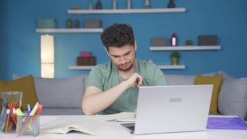 masculino estudiante mirando a cámara con negativo y negativo gesto. video