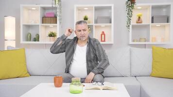 a velho homem com a problema do esquecimento. video