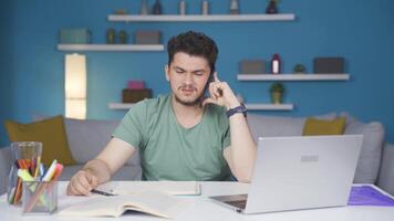 masculino estudiante Hablando furiosamente en el teléfono. video