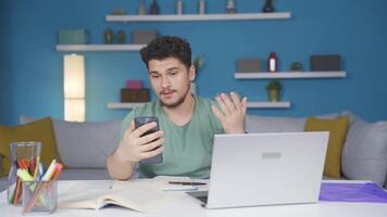 estudiante hablando acerca de lección en el teléfono. video