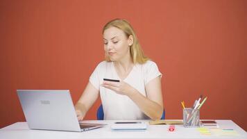 vrouw boodschappen doen van laptop. video