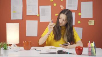 telefone viciado menina criança tocam jogos em a telefone às casa video