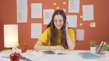 livros e menina criança estudante. video