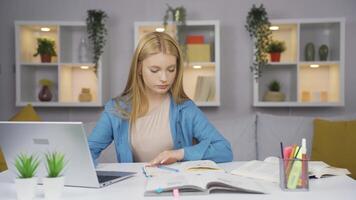 femelle étudiant expérience joie à la recherche à caméra. video