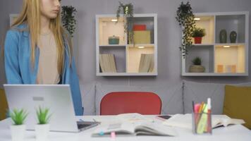 ongelukkig vrouw leerling aankomen Bij zijn bureau. video