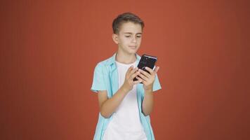 dans pojke med telefon i hand. video