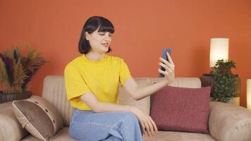 Frau Herstellung ein Video Anruf auf das Telefon.