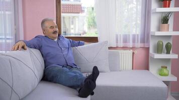 el antiguo hombre quien cierra el cortinas de el casa. video