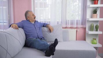 el antiguo hombre abre el cerrado cortinas en su casa. video