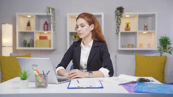 Hem kontor arbetstagare kvinna självsäker. video