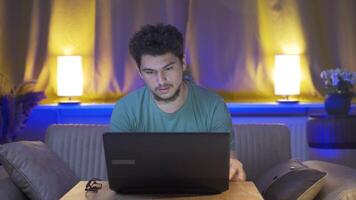 uomo ottenere stanco mentre utilizzando computer a notte. video