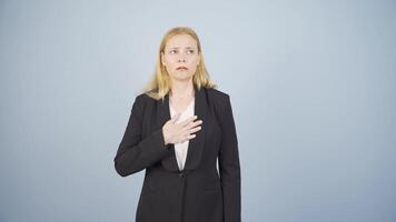 bedrijf vrouw ervaren tekort van adem. video