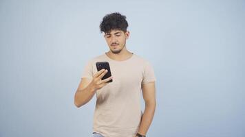 uomo fabbricazione un' video chiamata su il Telefono.