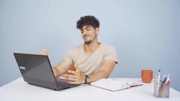 a homem quem curtidas a inscrição em a computador portátil é feliz. video