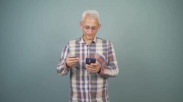 Mens boodschappen doen Aan de telefoon. video