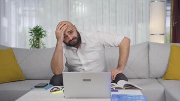 Zuhause Büro Arbeiter Mann Pleite, Herstellung Verlust. video