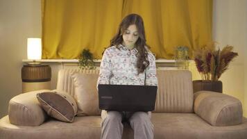 olycklig ung kvinna använder sig av bärbar dator bärbar dator på natt. dess inte i en Bra humör. video