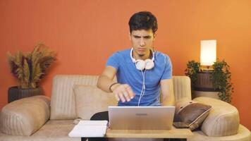 homem fechamento computador portátil com Bravo expressão. video