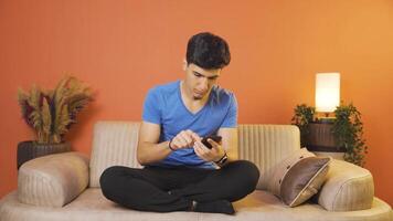 The man who can't use the app on the phone. video