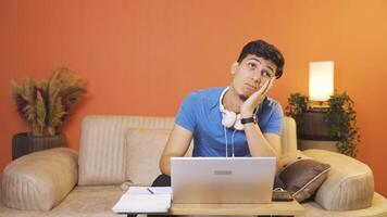 homem olhando às computador portátil é considerado. video