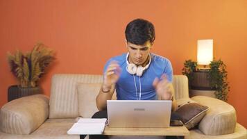 The man who got angry at what he saw on the laptop. video