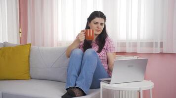 frio mulher às casa bebendo café e usando computador portátil. video