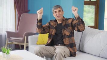 de oud Mens op zoek Bij de camera applaudisseert en feliciteert hem. video