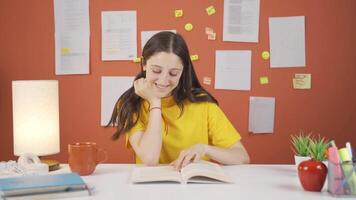 il ragazza bambino è molto contento per leggere libri. video