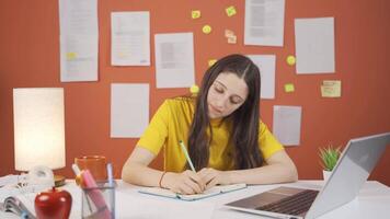 aan het studeren meisje kind is afwerking haar huiswerk. video