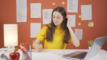 ragazza bambino studiando su il computer portatile chat facetime. video