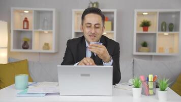 Home office worker man doing online shopping. video
