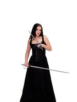 caucásico mujer en negro vestir y corsé con daga y espada foto