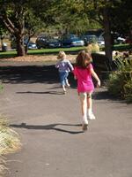 abedul bahía, Washington, 2006 - joven muchachas corriendo en parque desde espalda foto