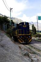 machu picchu, Perú, 2015 - azul y amarillo ferrocarril motor con montañas foto