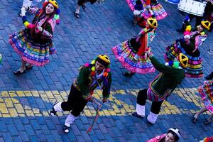 cusco, Perú, 2015 - hombres y mujer en tradicional disfraz bailando Inti Raymi sur America foto