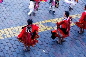 cusco, Perú, 2015 - Inti Raymi mujer bailando en tradicional disfraz sur America foto
