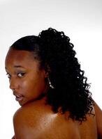 desnudo espalda retrato de africano americano mujer con agua y petróleo foto