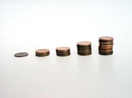 pilas de monedas demostración crecimiento en centavos bar grafico foto
