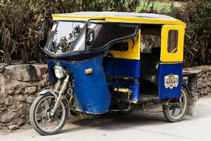 ollantaytambo, Perú, 2015 - estacionado motocicleta Taxi sur America foto