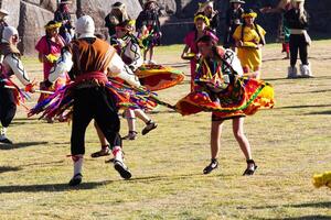 cusco, Perú, 2015 - hombres y mujer bailando en tradicional disfraz foto