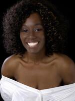 sonriente joven negro mujer con blanco camisa apagado espalda foto
