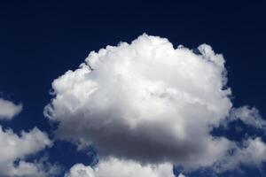 blanco hinchado cúmulo nube en azul cielo foto